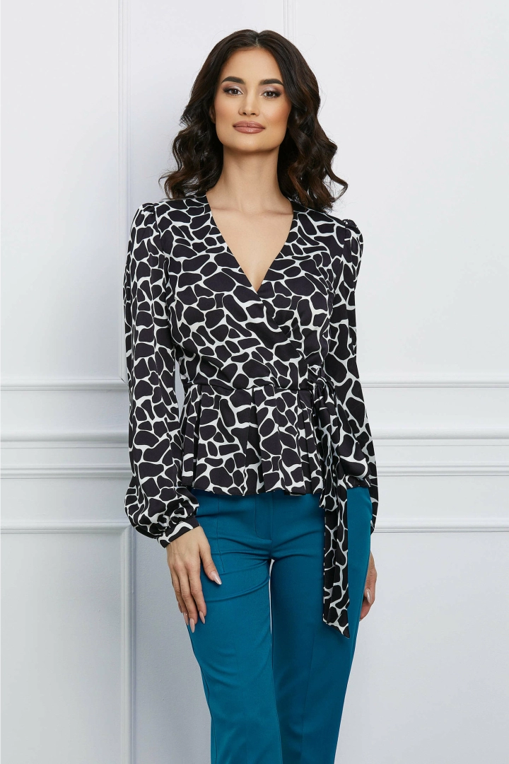 Bluză MBG neagra cu imprimeu alb satinata cu peplum in talie Bluză MBG neagra cu imprimeu alb satinata cu peplum in talie