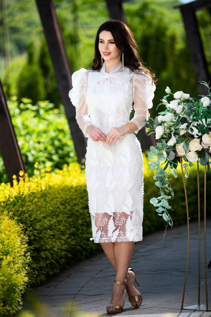 Rochie de cununie alba eleganta cu frunze brodate si funda maxi