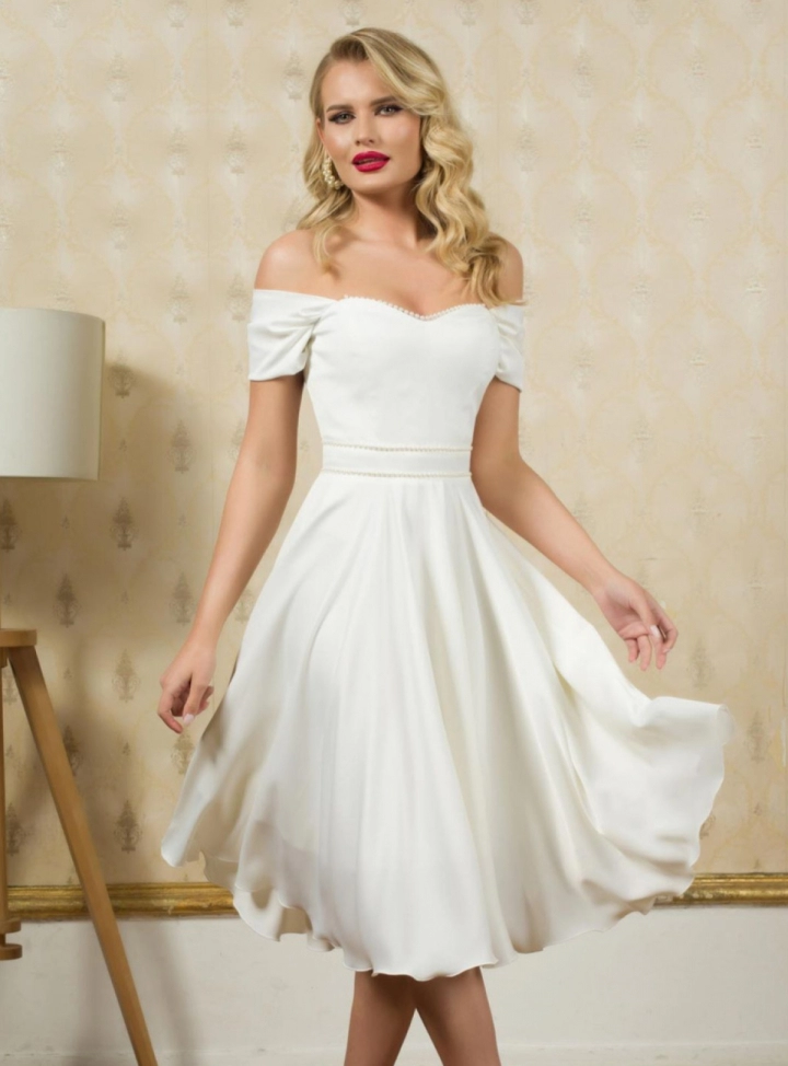 Rochie de cununie Prety Girl ivoire eleganta cu perle pe decolteu si în talie