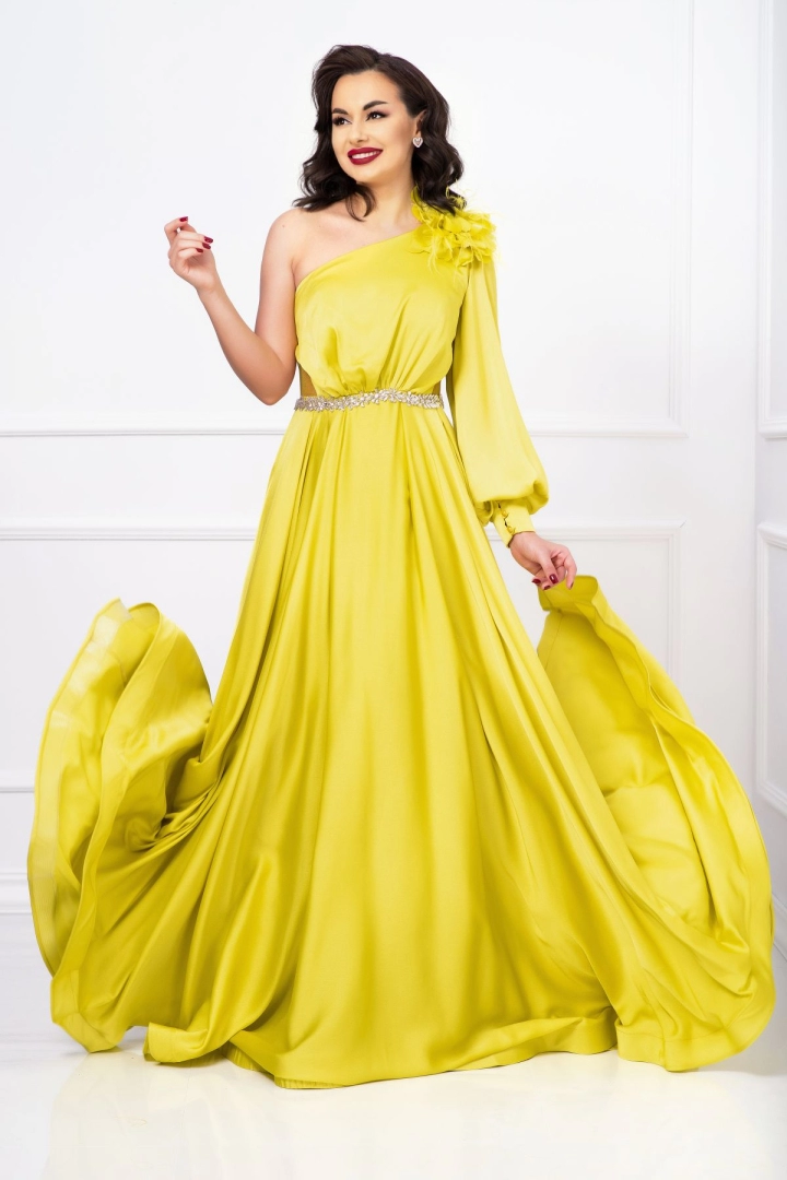 Rochie de lux Medeea lime lunga cu floare pe umar si detaliu pretios in talie Rochie de lux Medeea lime lunga cu floare pe umar si detaliu pretios in talie