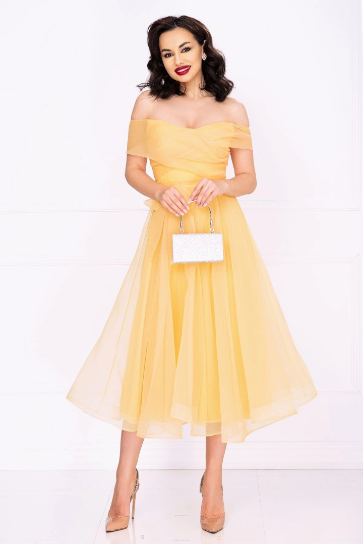 Rochie de Revelion galbena in clos din organza Rochie de Revelion galbena in clos din organza