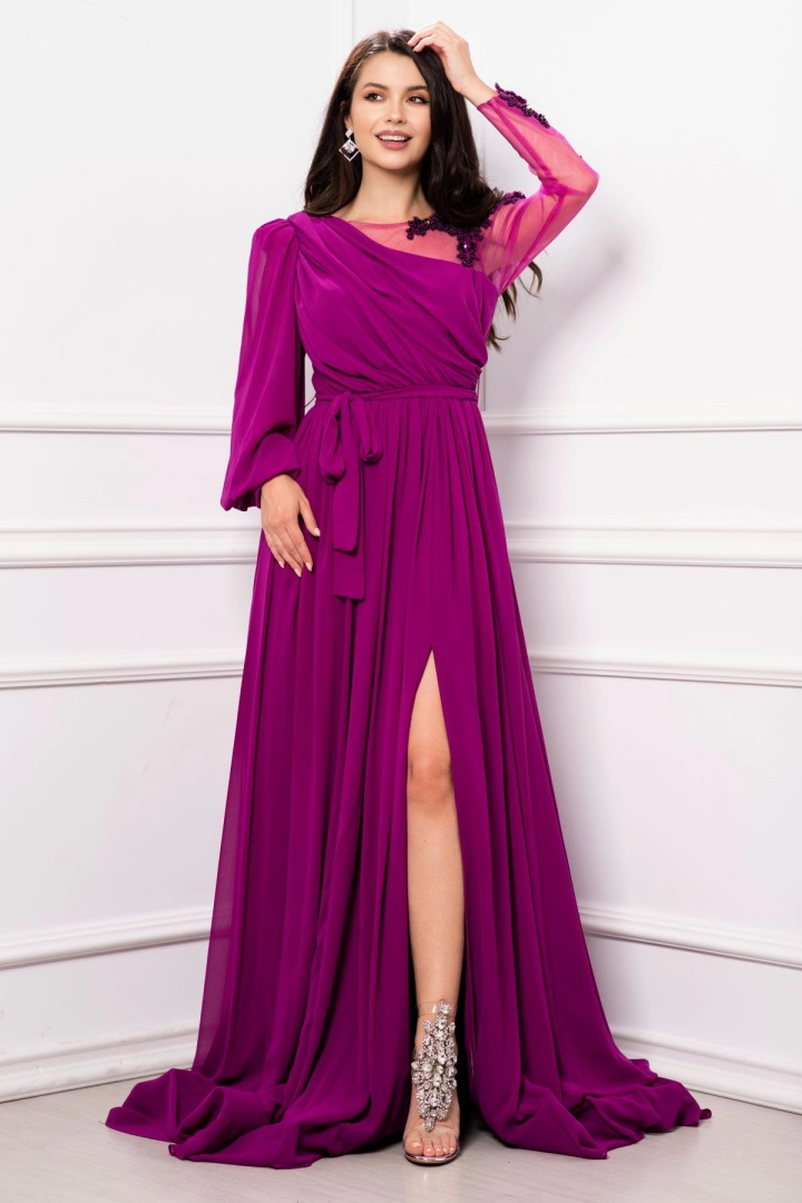 Rochie de soacră Elisabet magenta din voal cu pliseuri si maneci pretioase Rochie de soacră Elisabet magenta din voal cu pliseuri si maneci pretioase