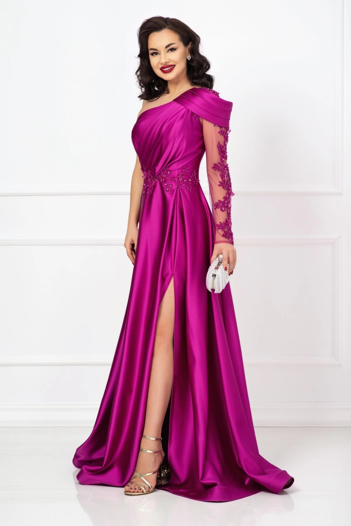 Rochie de soacră magenta Carolyn din satin cu fronseuri si maneca brodata Rochie de soacră magenta Carolyn din satin cu fronseuri si maneca brodata