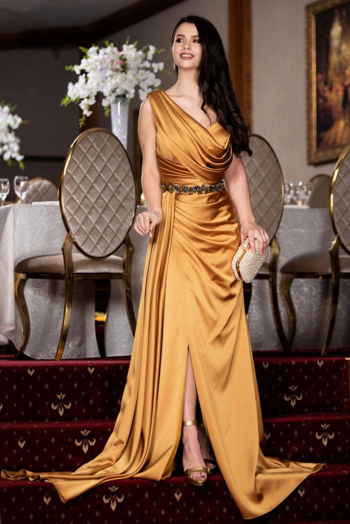 Rochie de soacră Theresa mustar pretioasa cu fronseuri si trena Rochie de soacră Theresa mustar pretioasa cu fronseuri si trena