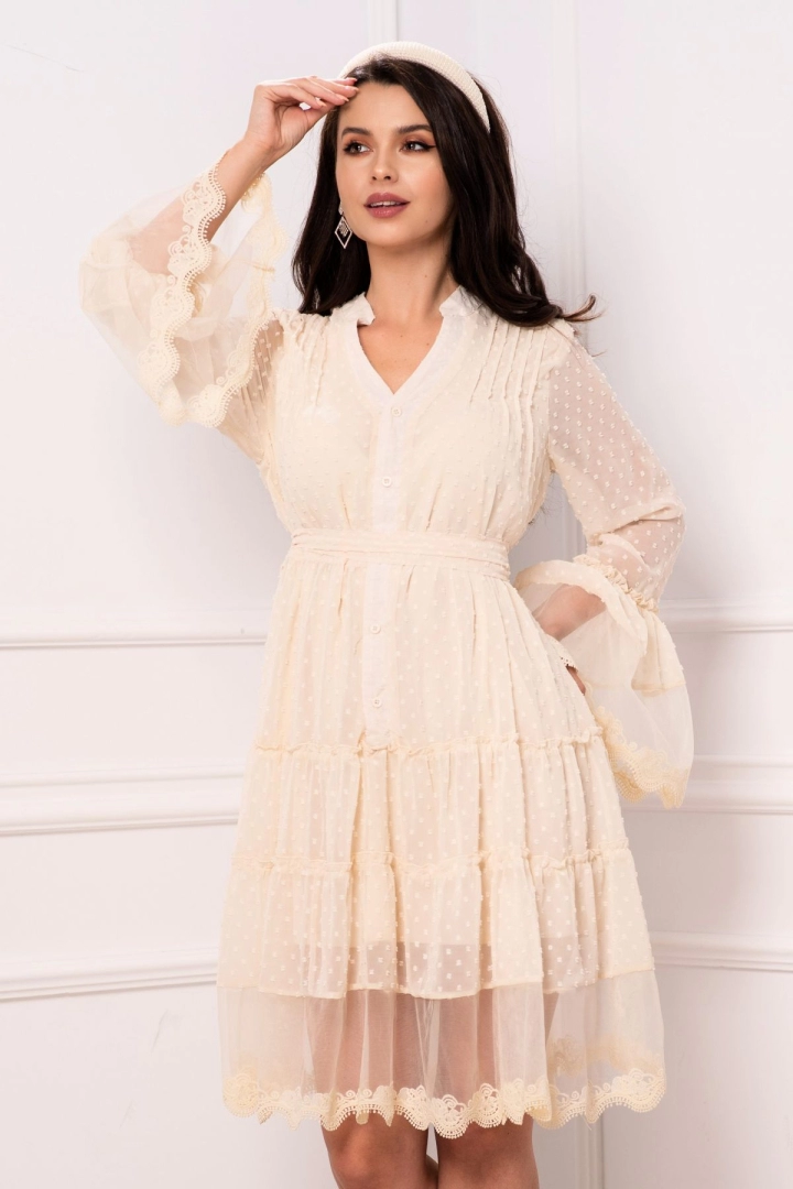 Rochie de zi eleganta crem din voal cu buline si aplicatii din dantela