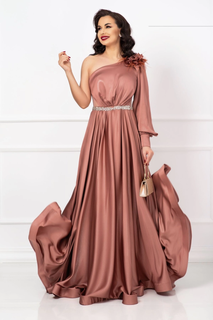 Rochie lunga de lux Medeea aramie cu floare pe umar si detaliu pretios in talie Rochie lunga de lux Medeea aramie cu floare pe umar si detaliu pretios in talie