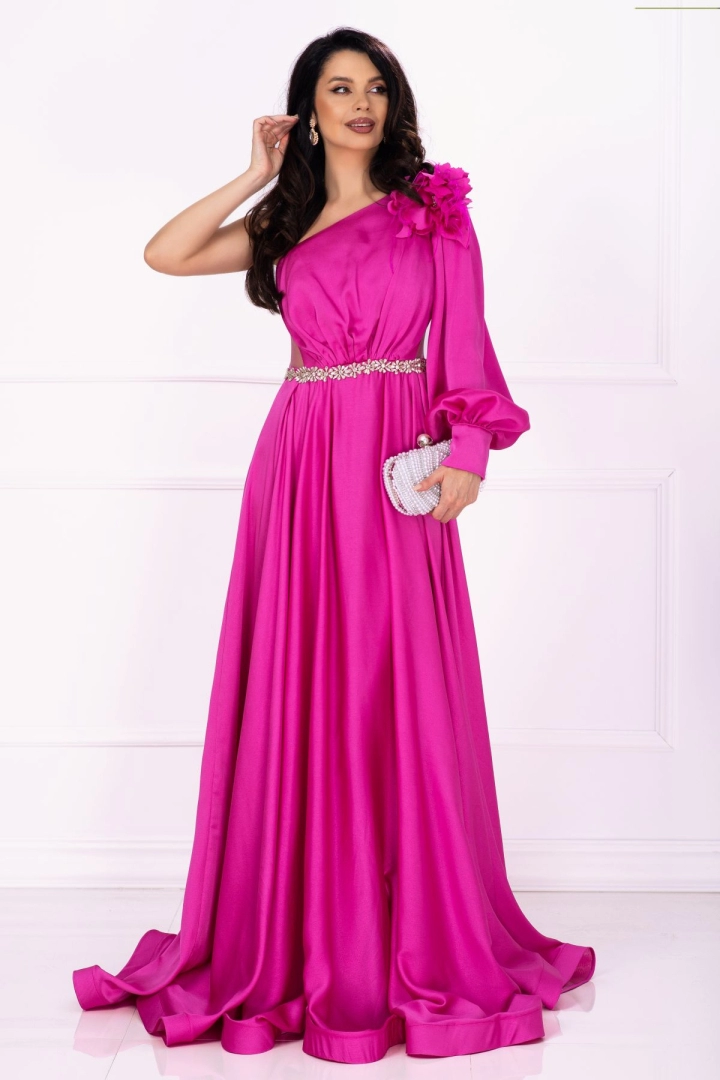 Rochie lunga de lux Medeea fucsia cu floare pe umar si detaliu pretios in talie Rochie lunga de lux Medeea fucsia cu floare pe umar si detaliu pretios in talie