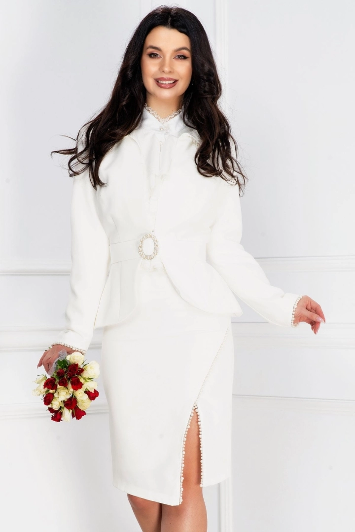 Sacou elegant Pretty Girl ecru cu detalii din perle si strasuri Sacou elegant Pretty Girl ecru cu detalii din perle si strasuri